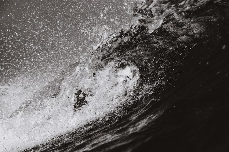 01884_自然风景素材设计黑白镜拍摄下大海上形成巨大的海浪迸溅出无数