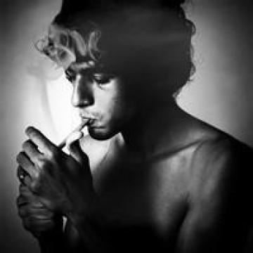 一个人抽烟伤感图片 男生 黑白
