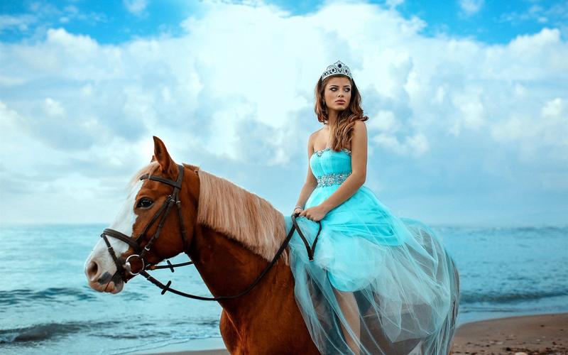 壁纸 蓝裙子女孩骑马,海,天空,云