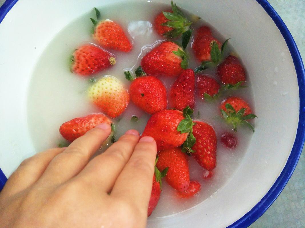 洗草莓的图片小清新图片