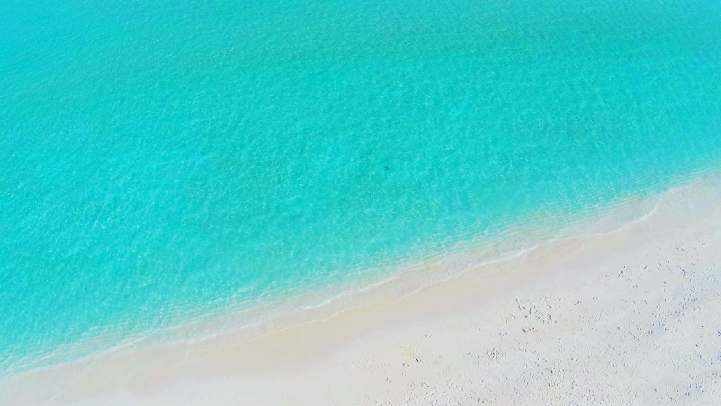 马尔代夫蓝色沙滩优美风景图片壁纸