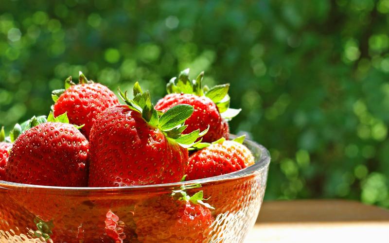 玻璃碗,成熟的草莓,新鲜水果 4k