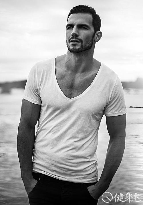 英国性感肌肉男模adam cowie沙滩演绎黑白大片 欧美肌肉男模全裸写真