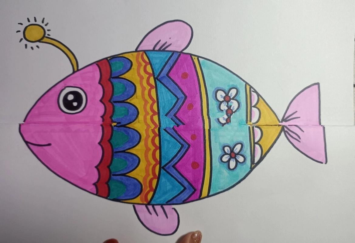 大鱼小鱼的简笔画彩色