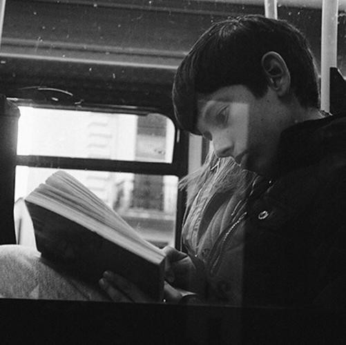 男生看书的头像真人男