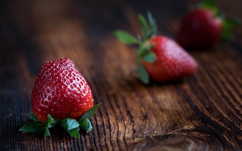 壁纸 红色草莓,水果特写,木板