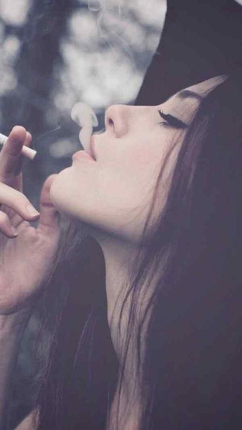 唯美图片女生抽烟