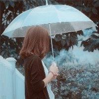 女生头像背影伤感下雨打伞