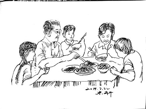 家人围在餐桌旁边吃饭的简笔画