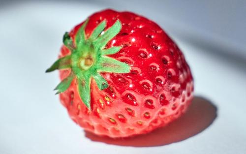 精致新鲜的草莓高清桌面壁纸
