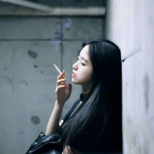 女生吸烟的唯美图片大全