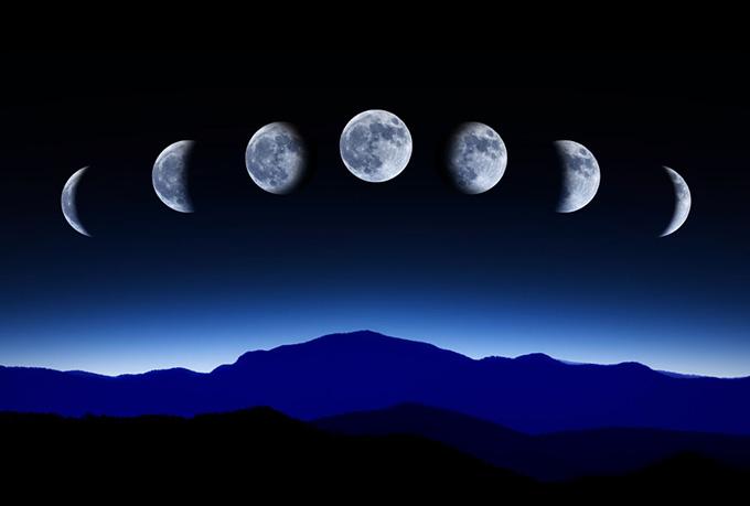 关键词:蓝色天空圆月月牙初一的月亮十五的月亮山峦夜幕下的山峰月亮