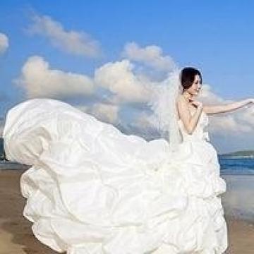 穿婚纱去海边的女生头像