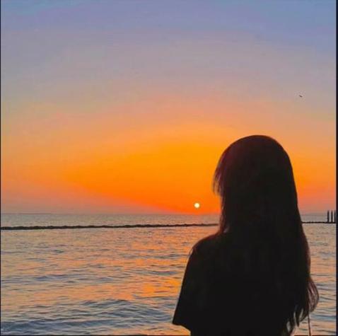 夕阳海边女头像背影