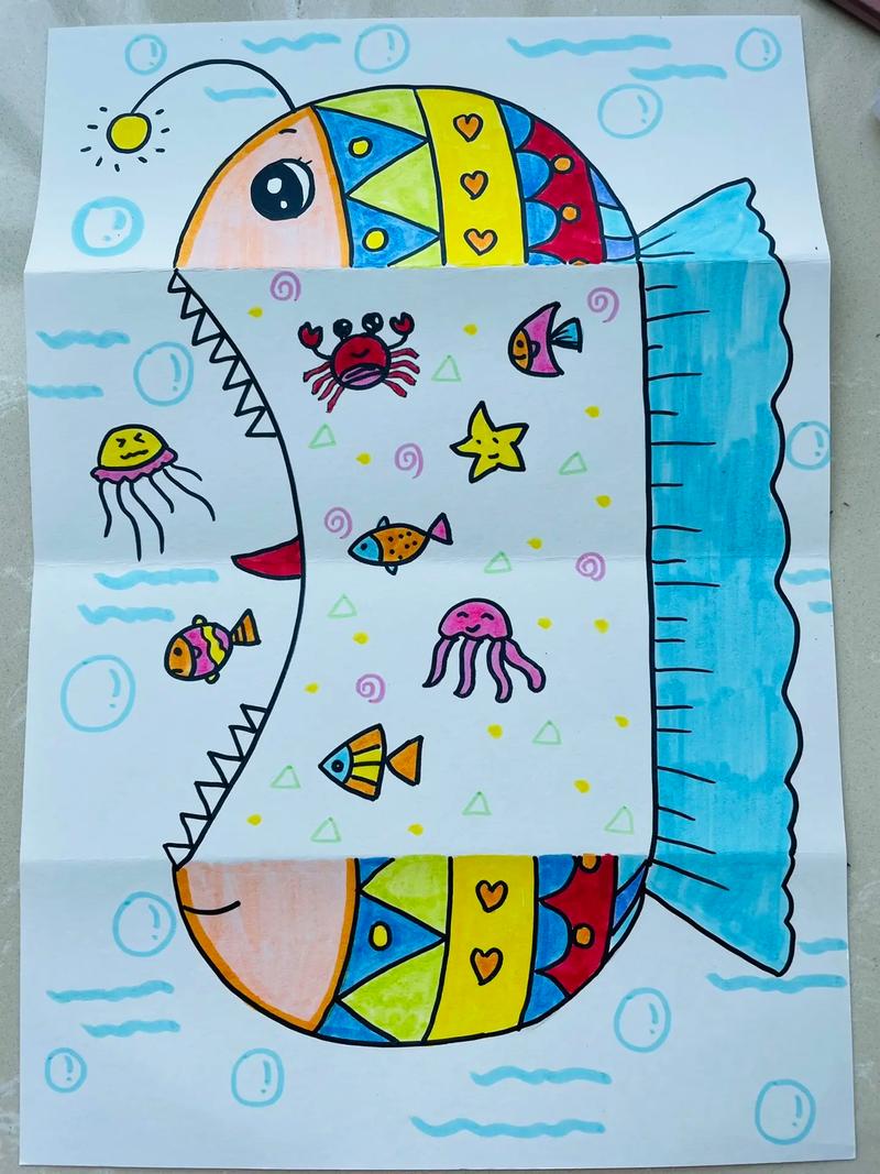 中大班创意美术简笔画《灯笼鱼》可以给灯笼鱼画好吃的食物9517
