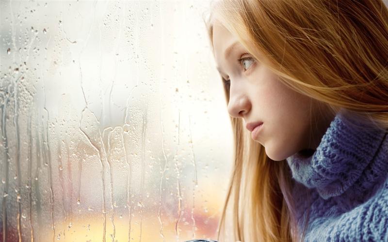悲伤的女孩,金发,窗口,下雨天 壁纸 - 1440x900