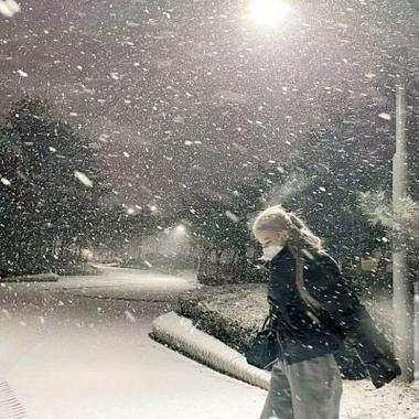 一组适合下雪用的一款高清的又很有意境的女生头像来啦,美丽的雪景