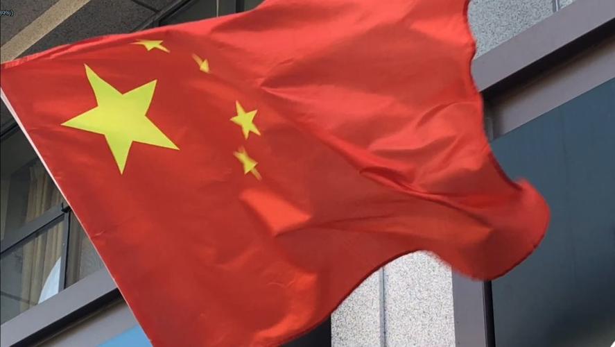 【我爱你中国·家乡美】 乌鲁木齐街头展现中国红